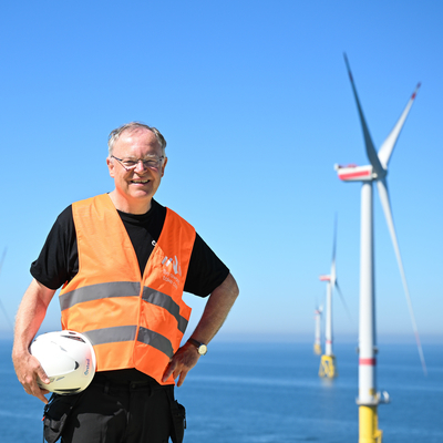 Ministerpräsident Stephan Weil, im Hintergrund Offshore-Anlage Nordsee