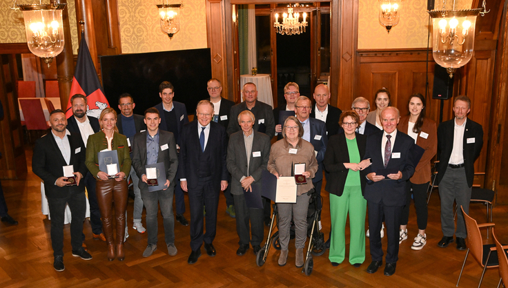 Ministerpräsident Stephan Weil und Sportministerin Daniela Behrens mit Preisträgerinnen und Preisträgern der Niedersächsischen Sportmedaille im Gästehaus der Niedersächsischen Landesregierung