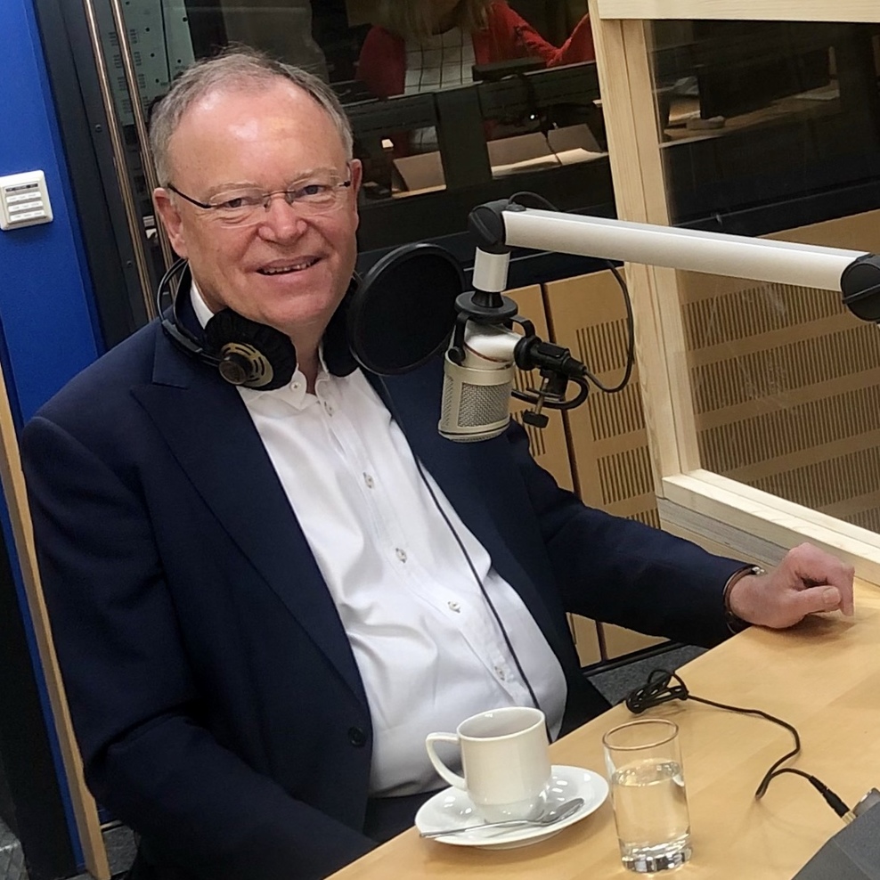 Ministerpräsident Stephan Weil und Claudia Schröder, stellvertretende Leiterin des Krisenstabs der Landesregierung, im Studio von NDR1 Niedersachsen.