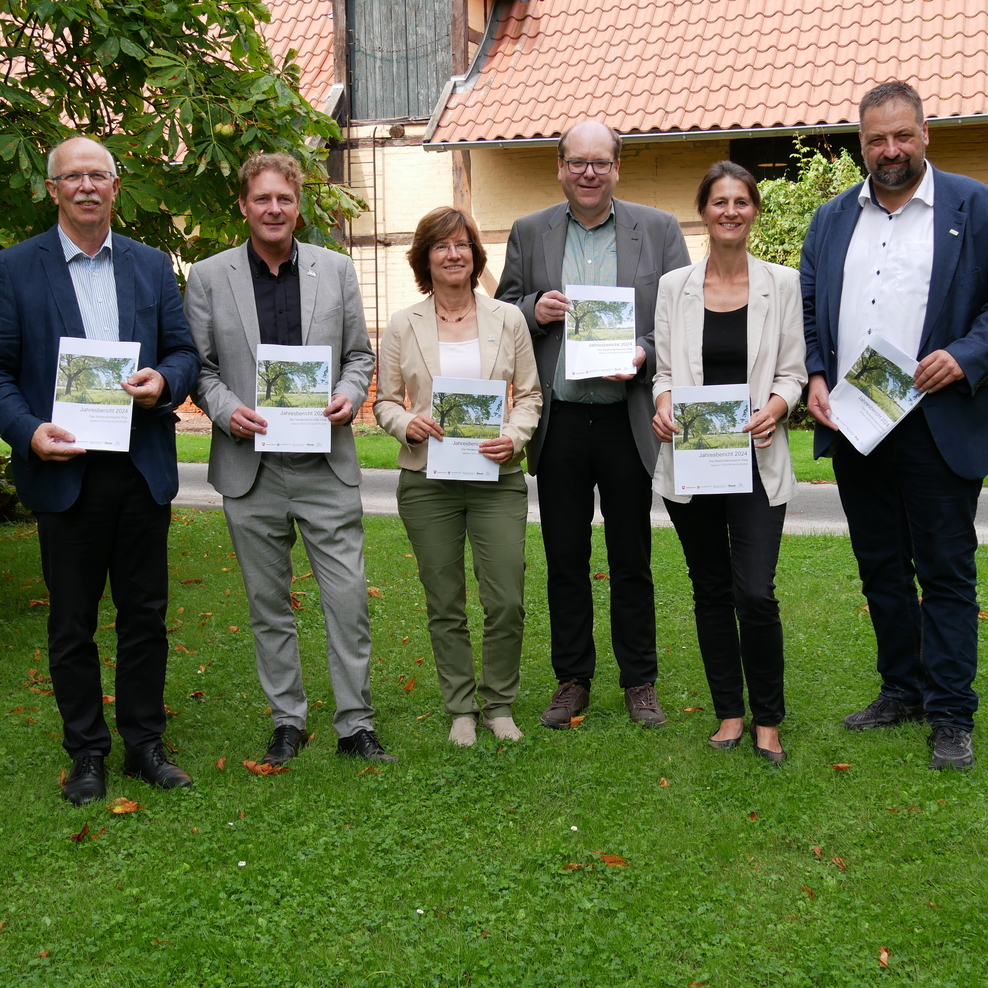 Ein Gruppenfoto zeigt die Partner des Nedersächsischen Weges bei der Vorstellung des Jahresberichts 2024