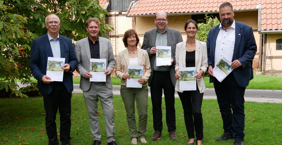 Ein Gruppenfoto zeigt die Partner des Nedersächsischen Weges bei der Vorstellung des Jahresberichts 2024